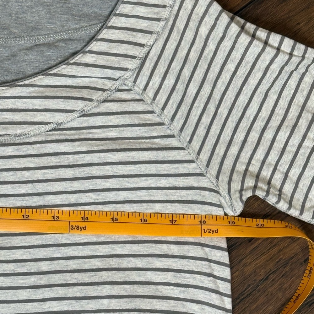 Lululemon Rundown Long Sleeve Reversible Striped/Gray Long Sleeve Top/Sweater - Picture 3 of 9